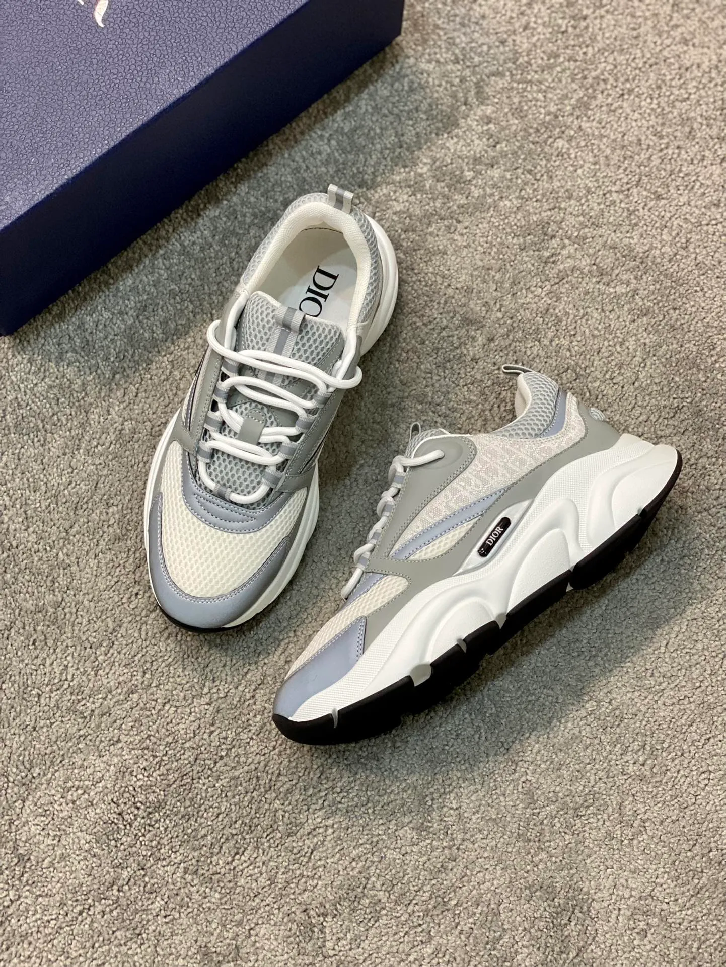 Factory price: 500💰 Dior B22 men's jogging fashion sneakers. This item draws inspiration from retro jogging shoes. It adopts a thick low-top design, with an upper made of leather and mesh fabric, and a black and white engraved rubber sole. The side is decorated with an embossed "Di~r" logo. Code number: 38-45 (38, 45, 46 can be customized)